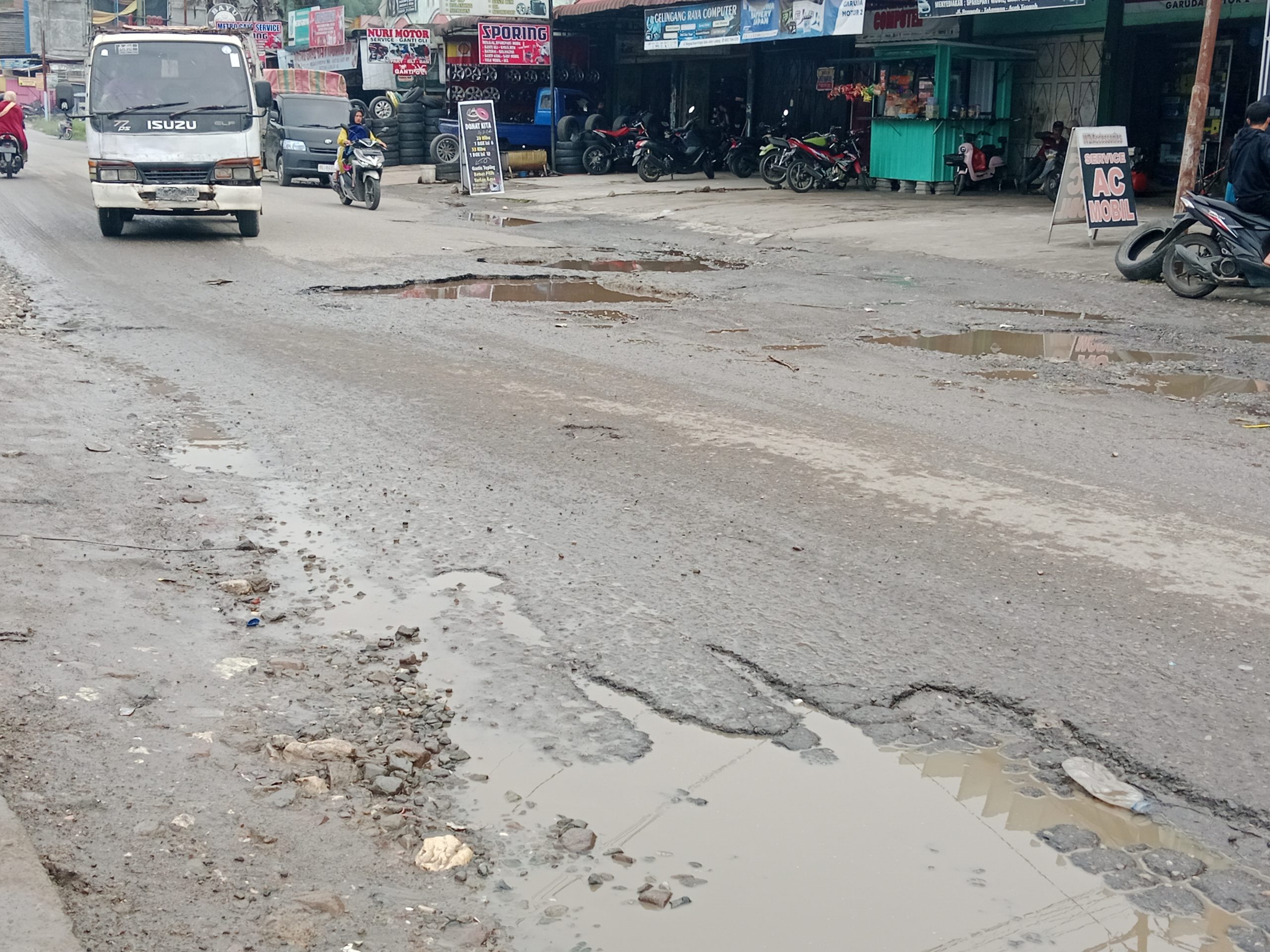 Jalan rusak di tengah kota Takengon dekat SPBU Nunang, tak ada perhatian Pemda