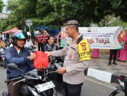Ramadhan Berkah, Kapolres dan Ketua Bhayangkari Cabang Aceh Tengah Berbagi Takjil Kepada Pengendara