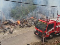 Polisi Bersama TNI Dan Warga Bantu Damkar Padamkan Kebakaran Rumah Di Kampung Wih Nongkal