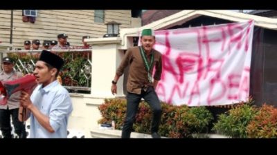 Mahasiswa Tempel Kantor Kejaksaan Aceh Tengah dengan Tulisan “Kajari Mafia Dana Desa”