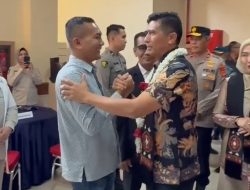 Penuh Keakraban, Teungku Jamaica Sambut Kapolda Baru di Bandara SIM
