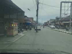 Tiang Listrik di Tengah Jalan Pondok Baru Resahkan Pengguna Jalan