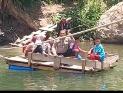Polisi di Aceh Tengah Bantu Anak Sekolah dan Warga Seberangi Sungai dengan Rakit