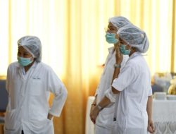 Rp28 Ribu untuk Sebuah Pengabdian: Cerita Sunyi Perawat Muyang Kute di Bawah Lampu Neon yang Redup?