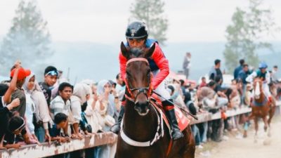 Pacuan Kuda: Pantaskah di Tengah Musibah?