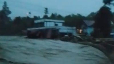 Hujan Deras di Bener Meriah, Dua Jembatan Terdampak, Satu Pabrik Kopi terendam, Masyarakat Mengungsi ke Masjid