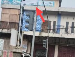 Bendera Putih Berkibar di Lampu Merah Simpang Tiga Bener Meriah