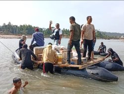 Gunakan Rakit Sebrangi Sungai, Perwakilan Masyarakat Aceh – Melayu Rawang Hantar Bantuan ke Lhok Pungki Aceh Utara