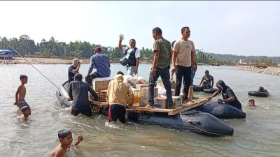Gunakan Rakit Sebrangi Sungai, Perwakilan Masyarakat Aceh – Melayu Rawang Hantar Bantuan ke Lhok Pungki Aceh Utara