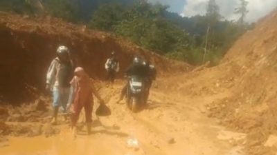 Hari Pertama Sekolah Pasca Bencana, Guru SMAN 1 Syiah Utama Tempuh Perjalanan Ekstrem