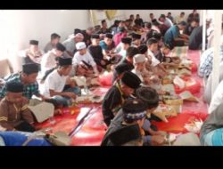 Tokoh Perempuan Gayo Bagikan Nasi Berkah Jumat di Masjid Darurat Atu Singkih Aceh Tengah