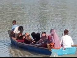Bendungan Jambo Aye Jebol, Ratusan Siswa Aceh Timur Terpaksa Naik Perahu ke Sekolah