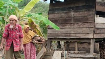 Relawan Bangun Rumah Lansia Korban Bencana Pantan Nangka, Pemerintah Tak Hadir
