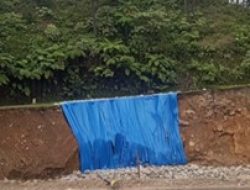 Gawat! Tebing Jalan di Weh Ni Kulus Hanya Dibungkus Terpal, Nyawa Pengguna Jalan Dipertaruhkan