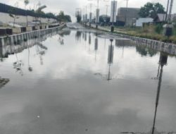 Jalan di Samping Pedestrian Bandara Bener Meriah Berlubang dan Tergenang, Warga Minta Perhatian Serius Pemda