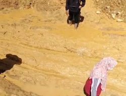 Akses Jalan Rusak dan Jaringan Lumpuh, Perjalanan ke SMA Negeri Syiah Utama Terhambat