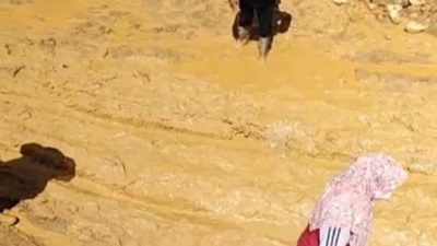 Akses Jalan Rusak dan Jaringan Lumpuh, Perjalanan ke SMA Negeri Syiah Utama Terhambat