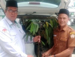 Rektor IAIN Takengon, Profesor Ridwan Inisiasi 300 Bibit Durian Unggul untuk Warga Mungkur