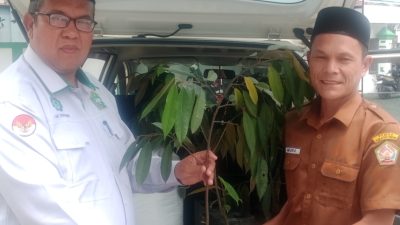 Rektor IAIN Takengon, Profesor Ridwan Inisiasi 300 Bibit Durian Unggul untuk Warga Mungkur