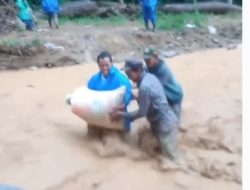 Mereka Masih Bertaruh Nyawa di Derasnya Air Sambil Tersenyum