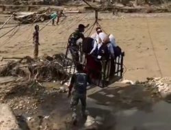 Demi Anak Sekolah dan Warga, TNI Terjang Arus Deras Bantu Penyeberangan di Kala ilie Jamat