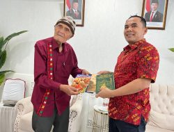 Wali Kota Lhokseumawe Terima Buku dari Sastrawan L K Ara