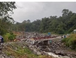 Umah Besi dan Suara dari Istana