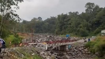 Umah Besi dan Suara dari Istana