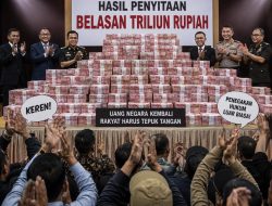 Tumpukan Uang dan Tepuk Tangan