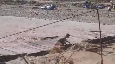 Anak Kecil di Sungai Luka
