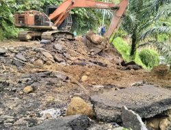 Masyarakat Gayo Hebat dan Kuat, Bergotong Royong Perbaiki Jalan Enang-Enang dan Wih Pase dengan Dana Swadaya