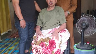 Anggota DPRK Aceh Utara, Muhammad Romi Salurkan 10 Unit Kursi Roda