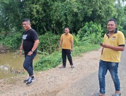 Tinjau Lokasi Jalan yang Nyaris Amblas, Anggota DPRK Aceh Utara dan Geuchik Setempat Minta Pemda Serius Tangani Persolaan Masyarakat.
