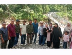 Keluarga Minang Saiyo Aceh Tengah Salurkan Bantuan untuk Perbaikan Jalan dan Jembatan Enang-Enang