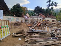 Di Tengah Derita Pascabencana, Atap dan Mobiler SD Negeri 11 Linge Diduga Raib, Murid Tetap Belajar di Tenda