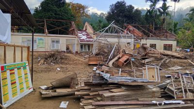 Di Tengah Derita Pascabencana, Atap dan Mobiler SD Negeri 11 Linge Diduga Raib, Murid Tetap Belajar di Tenda