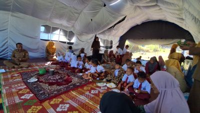 Disambut Sajian Adat di Tenda Darurat, Murid Baru SD Negeri 11 Linge Mulai Sekolah di Tengah Derita Pascabencana