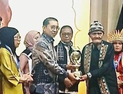 L. K. ARA MENERIMA ANUGERAH ADI LUHUNG Penghormatan bagi Penyair yang Menjaga Nurani Bangsa