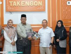 BRA Hibahkan Buku Sejarah Perdamaian Aceh ke Perpustakaan IAIN Takengon