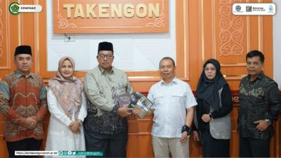 BRA Hibahkan Buku Sejarah Perdamaian Aceh ke Perpustakaan IAIN Takengon