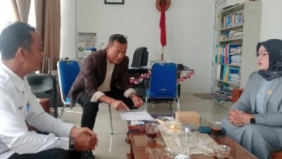 Koleksi Buku Tak Lagi Muat di Rumah, Kepala Perpustakaan Kampung Hibahkan Tanah Pribadi untuk Pemda